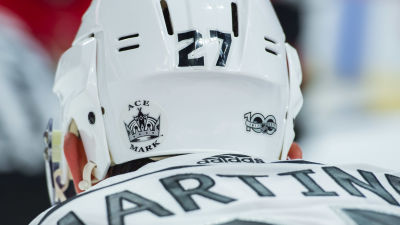 Bild på en LA Kings hjälm.