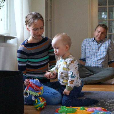 Sandra och Niklas med sonen Oliver Holmgård.