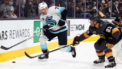 Joonas Donskoi kämpar om pucken.