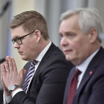 Regeringssonderaren Antti Rinne (SDP) under en presskonferens i riksdagen med  Antti Lindtman som är ordförande för Socialdemokraternas riksdagsgrupp.  