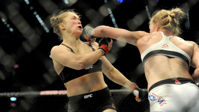 Holly Holm slår Ronda Rousey i UFC-titelmatchen i Melbourne.