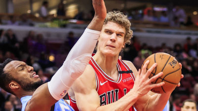 Chicagos Lauri Markkanen i en duell med Minnesotas Josh Okogie.