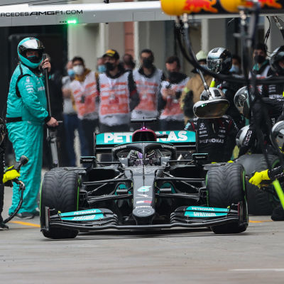 Lewis Hamilton besöker depån.