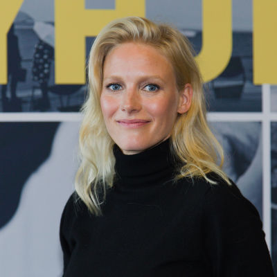 Närbild på skådespelaren Laura Birn framför filmplanschen till Tyhjiö.