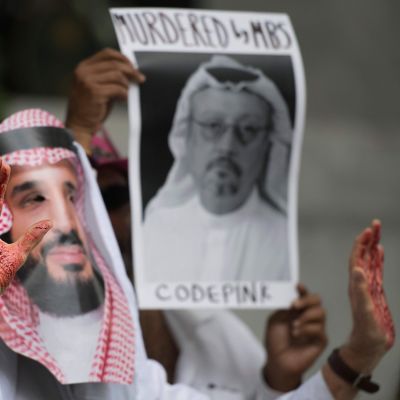 Demonstranter som klätt ut sig till kronprins  Mohammed bin Salman protesterar utanför den saudiska ambassaden i Washington och kräver rättvisa för den försvunna journalisten Jamal Khashoggi 