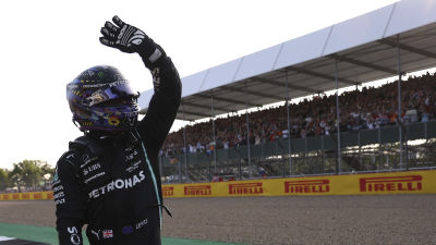 Lewis Hamilton var snabbast i tidskvalet på Silverstone.
