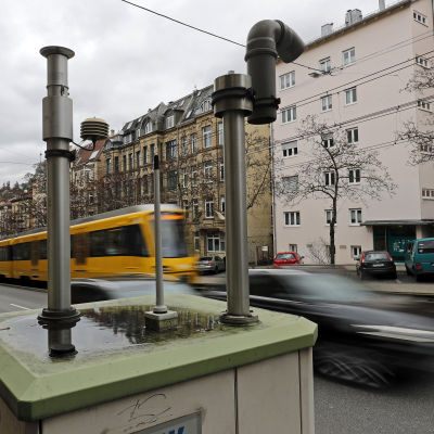 En station som mäter luftkvaliteten invid en väg i centrum av Stuttgart, Tyskland.