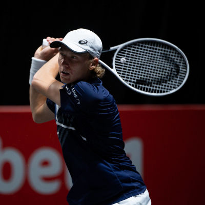Emil Ruusuvuori med racketen i hand iklädd blå t-skjorta.