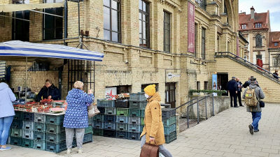 Marknadshallen i Vilnius utifrån med mänskor som går förbi.
