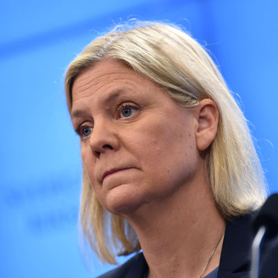 Närbild av ljushårig kvinna. Magdalena Andersson meddelade på en pressträff den 24 november 2021 att hon avgår som statsminister.