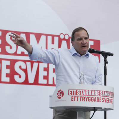 Stefan Löfven håller tal.
