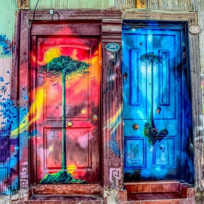 två konstnärligt målade dörrar