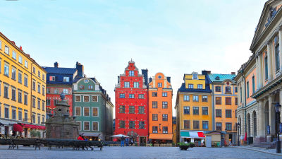 Stortorgets färggranna fasader i Gamla stan.