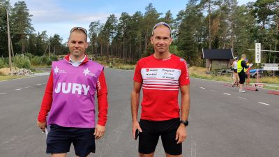 Två män står på rullskidsbanan.