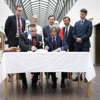 Lapin yliopiston rehtori Mauri Yläkotola ja kiinalainen lahjoittaja Marc Gao allekirjoittivat sopimuksen tiistaina Rovaniemellä.