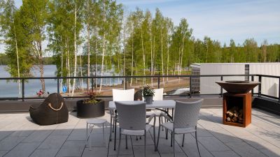 Huset med sjöutsikt heter Sensu.