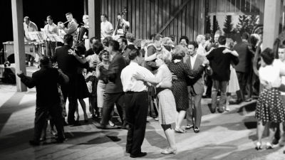 Orkesteri ja tanssivia pareja. Latotanssit. Studio.
