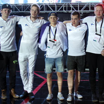 Suomen vuoden 2016 CS:GO -maajoukkue juhlii voitettuaan kultaa