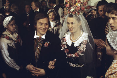 Rose-Marie Rosenback (Maija) ja Leif Sundberg (Janne). Häävieraita taustalla.