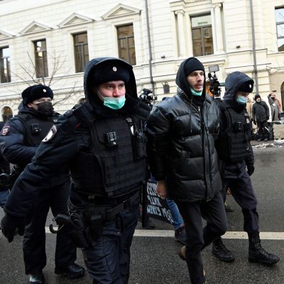 Venäläiset poliisit vievät pidätettyä miestä pois mielenosoituksesta.