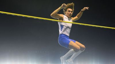 Armand Duplantis flyger över ribban.