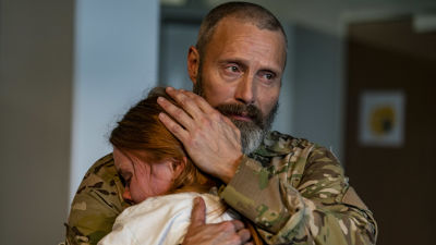 Markus (Mads Mikkelsen) kramar om sin dotter Mathilde (Andrea Heick Gadeberg).
