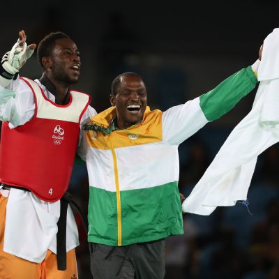 Cheick Cisse juhlii kultaa.