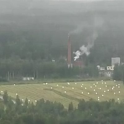 Vihtavuoren räjähdetahtaan alueelta nousevaa höyryä helikopterista kuvattuna.
