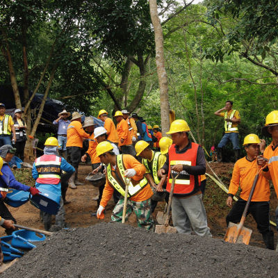 Räddningsarbetare jobbar vid grottan i Thailand