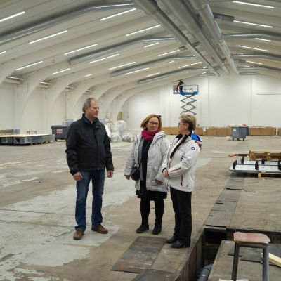 Jan-Anders Hagnäs, Kristina Stenman och Tove Jansson inpekterar nya allaktivitetshallen.