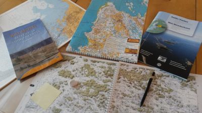 Sjökort och kartor på ett bord