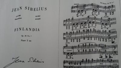Noterna till Sibelius Finlandia tryckt på silkestyg