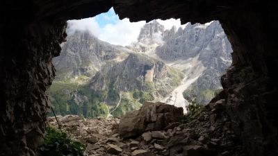 grotta med utsikt över bergslandskap