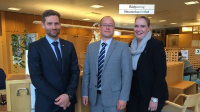 Vice-regionchef Miikka Salminen, Kimitokontorets chef Fredrik Lindblom och Pargaskontorets chef Tiina Lahtonen.