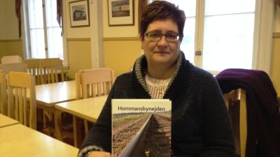 Viola Malmberg, sekreterare i föreningen Fyra byar NOAK, med boken "Hommansbynejden som vi minns den"
