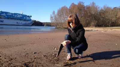 Jenny Gustavsson hittar plastskräp på Runsalastranden i Åbo