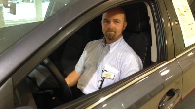 Bilförsäljare Kaj Johansson på bilaffär Nystedt i Karleby