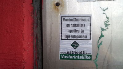 Klisterlapp med rasistiskt budskap.