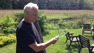 Christian Blom mäter strålning från en basstation i närheten