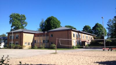 En gul stenbyggnad.