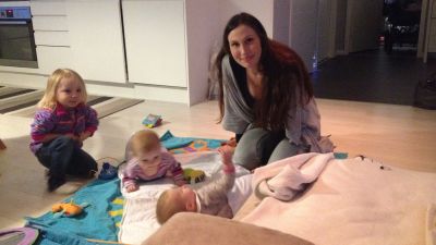 Sonja Sjöberg med tre av familjens fyra barn.