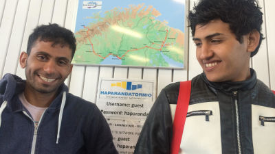 Irakier väntar på buss till Malmö i Torneå.