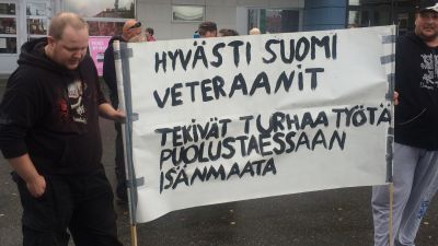 Demonstration mot flyktingar i Torneå.