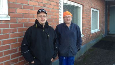 Sten Lindgren och Henrik Sjölund utanför hälsostationen i Mörskom.