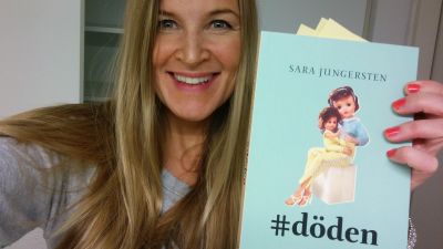 Anne Hietanen visar prämen på Sara Jungerstens roman #döden