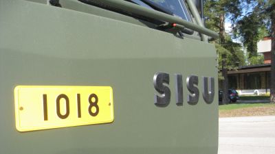 Sisubilar på fabrikens gårdsplan i Karis.