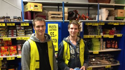 Anton och Caijus Ahlroth säljer raketer i Esboviken