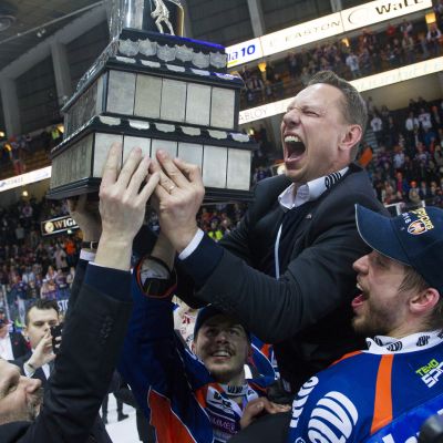Tappara juhli päävalmentaja Jussi Tapolan johdolla mestaruutta kaudella 2015-16.