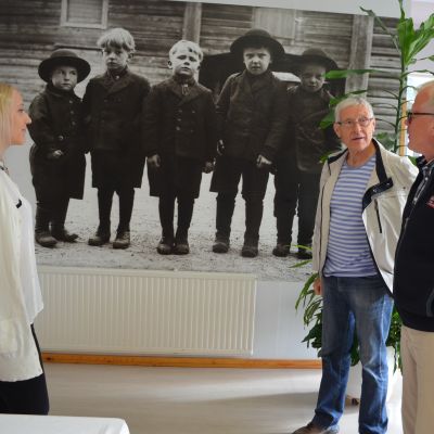 Wanhan Karhunmäen päärakennuksen eteisaula.