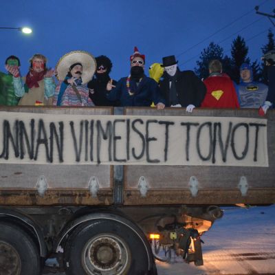 Jalasjärven abiturientit 2014 penkkariajelulla.